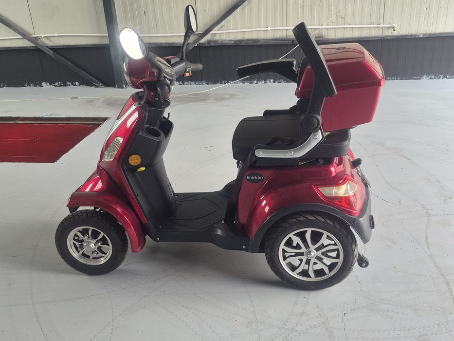 Carucior scuter electric pentru persoane cu dezabilitati sau bătrîni