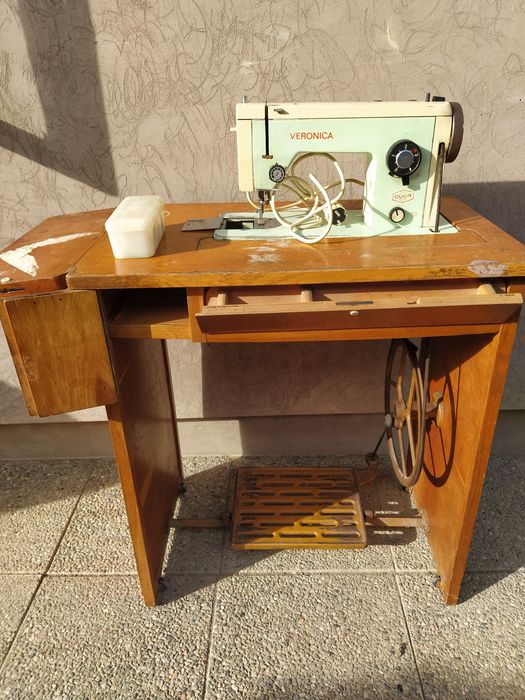 Mașină de cusut veche,cu masa