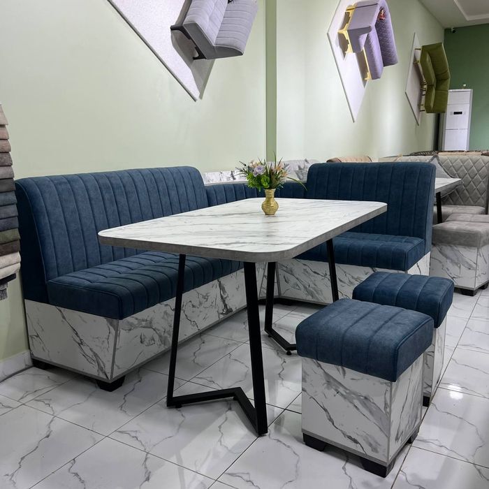 Скидка.Кухонный уголок сундук,2 пуфика и столимеется рассрочка.