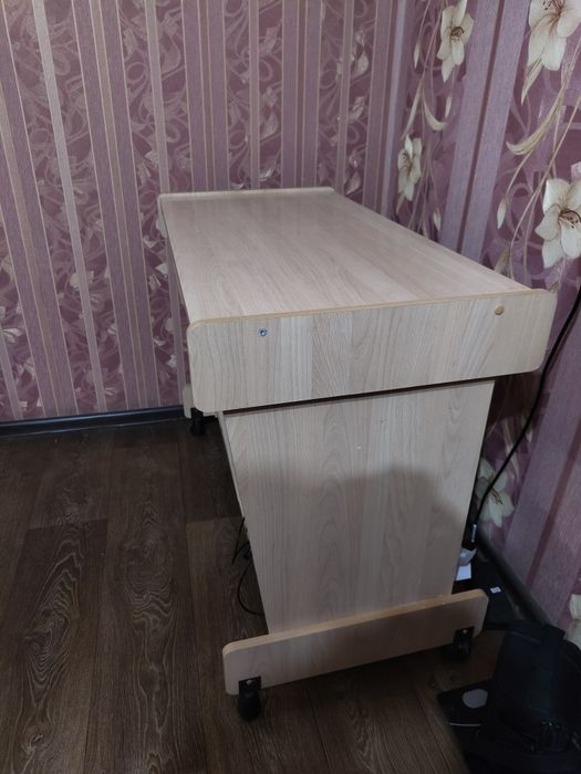 Продам компьютерный стол