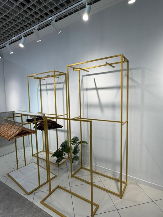 Стеллажи для магазина одежды