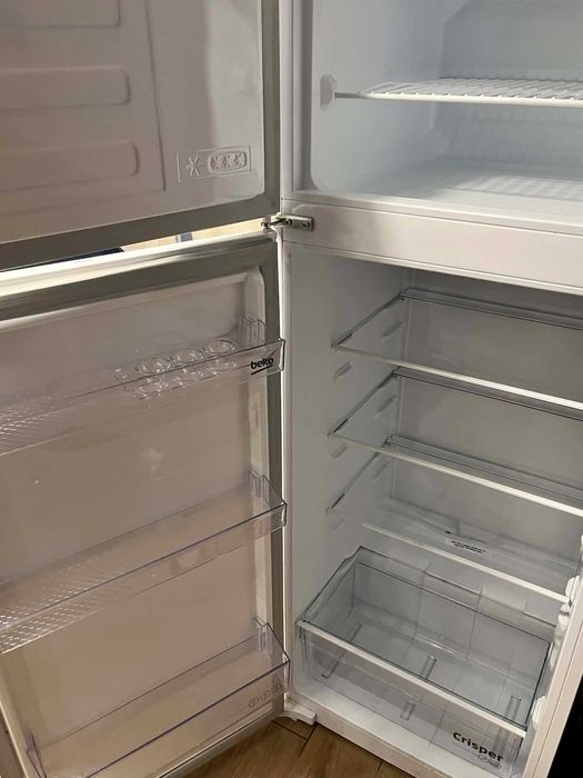 Хладилник с 2 врати за вграждане Beko