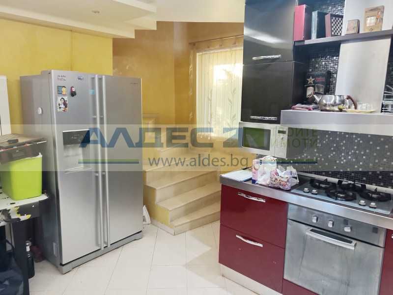 Дава се под наем Къща в Божурище - 250 кв.м за 1000 € - Снимка #3