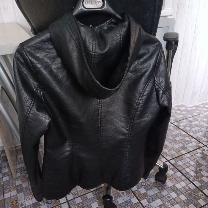 Продам куртку женскую