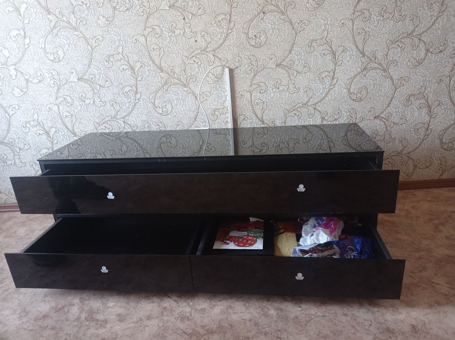 Продам столик для телевизора