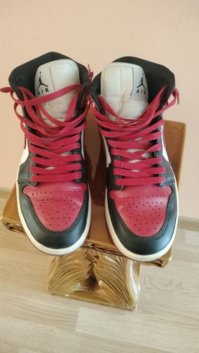 Jordan 1 mid roșu cu negru