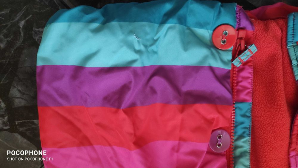 Пролетно яке с качулка момиче