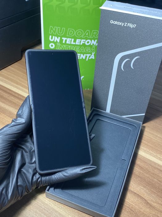Samsung Galaxy Z Flip7 • 256 GB • Jetblack