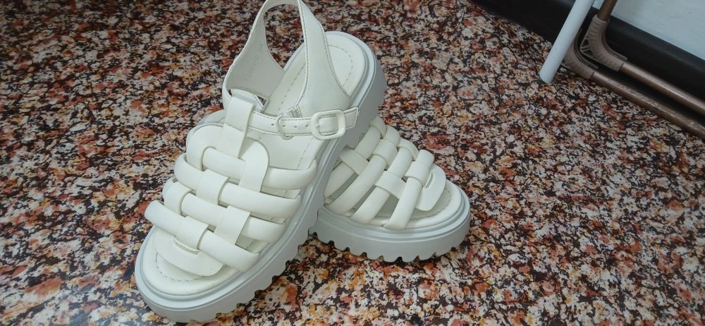 Продам обувь летнию...