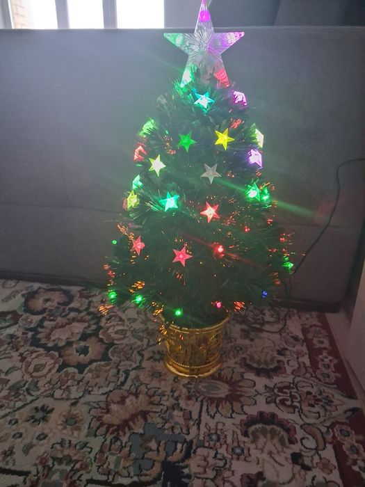 Продам елочку новогоднюю