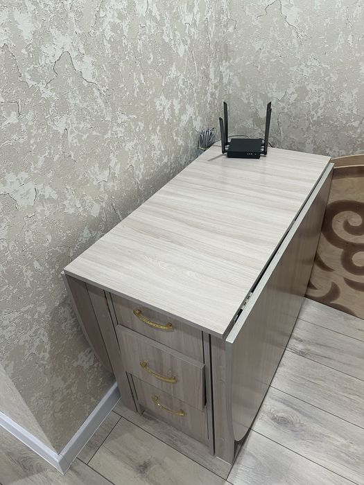 Продается хороший стол книжка