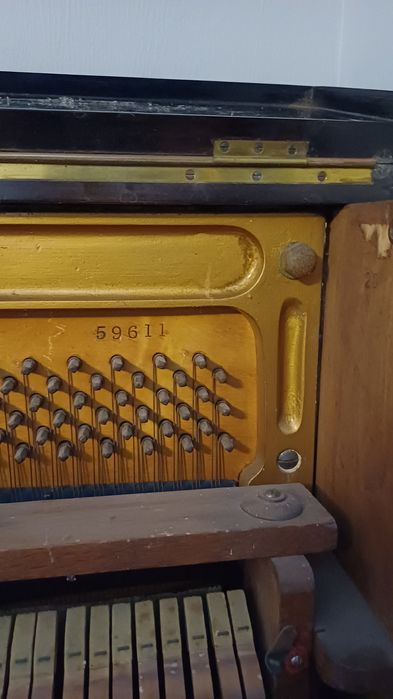 Vând pian  john spencer  london