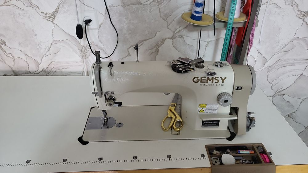 Продам швейную машинку