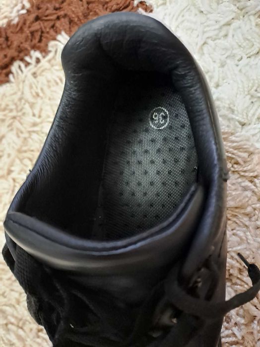 Черни спортни обувки