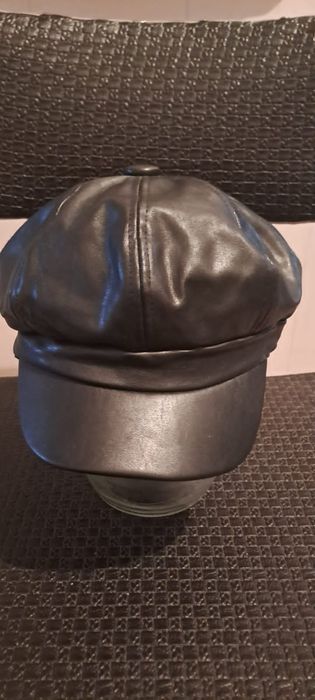 Шапки женские.Черные и красные.