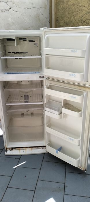 Холодильник LG работает