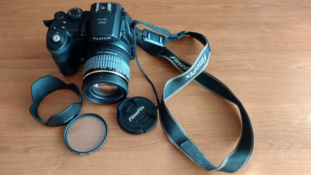 Cameră foto Fujifilm FinePix S9600, filtru anti-UV și geantă Tamrac
