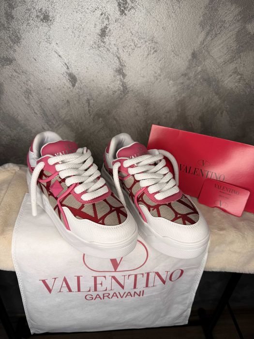 Adidasi Valentino