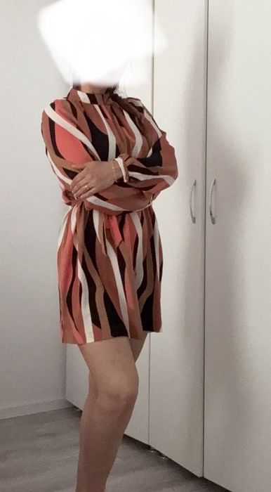 Rochie Vero Moda mărimea S, cu imprimeu abstract în nuanțe de maro/cărămiziu