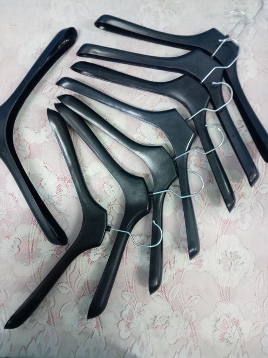 Вешалки, плечики для одежды.