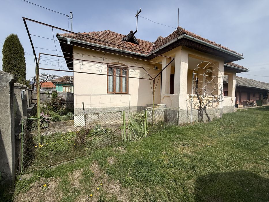 Casă de vânzare în Frâncești, județul Gorj – 3.409 mp teren