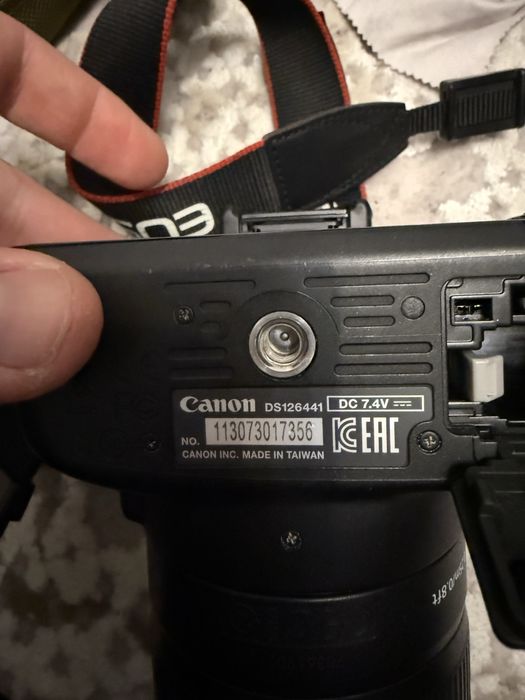 Aparat foto DSLR Canon ds126 cu toate acesoriile impecabil+2 baterii