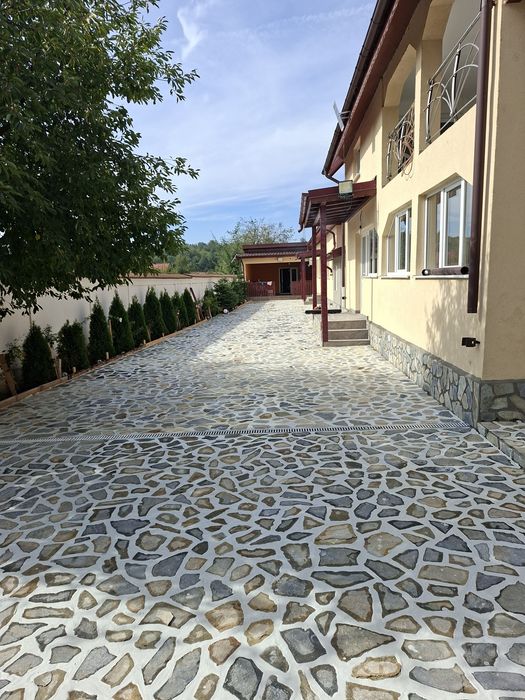 Piatră de munte montaj și transport oriunde în tara