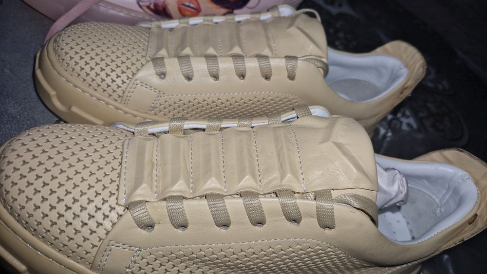 Продам кроссовки новые