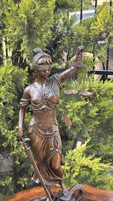 Statueta justitia - bronz masiv, semnata, de dimensiuni mari