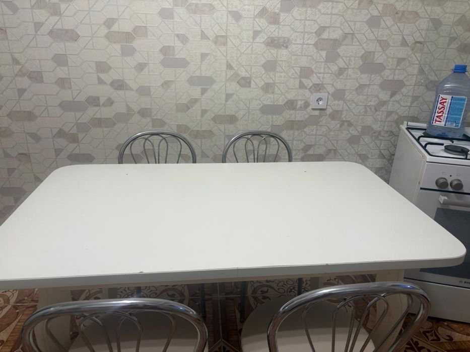 Кухонный стол со стульями