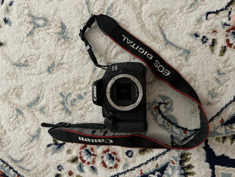 Canon 600d.Каспидегі бағасы 250,000 теңге.Екі объектив бар.