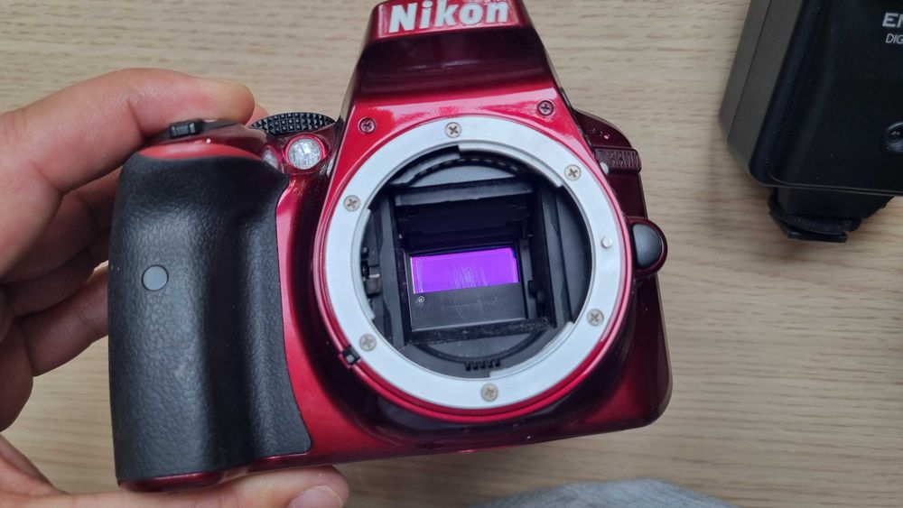 DSLR Nikon D3300 + Obiectiv Sigma DG 28-300mm cu Defecte + Blitz Bun