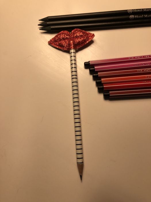 Моливи на hotel Marinela, цветни перящи се фулмастри, други моливи