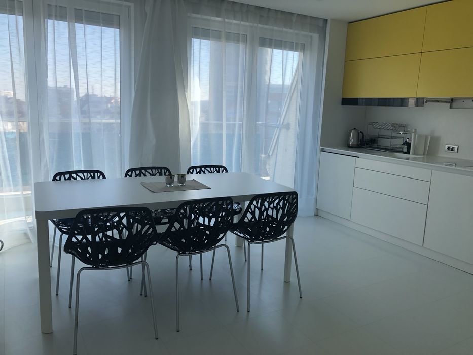 Дизайнерски столове черни - трапезария - 6 броя.