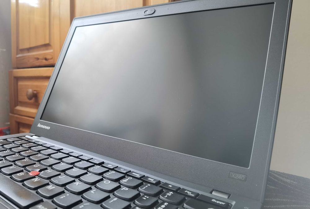 Lenovo ThinkPad X240 с Windows 11 и аксесоари.
