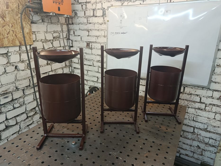 Продам урну с пепельницей.