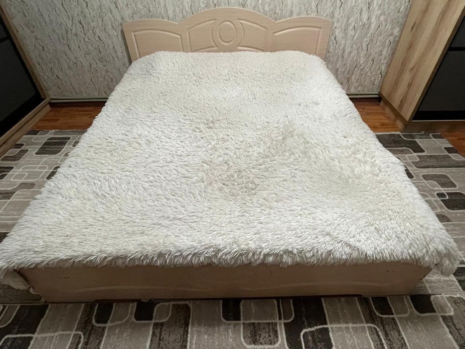 Продам двухспальную кровать и тумбочки