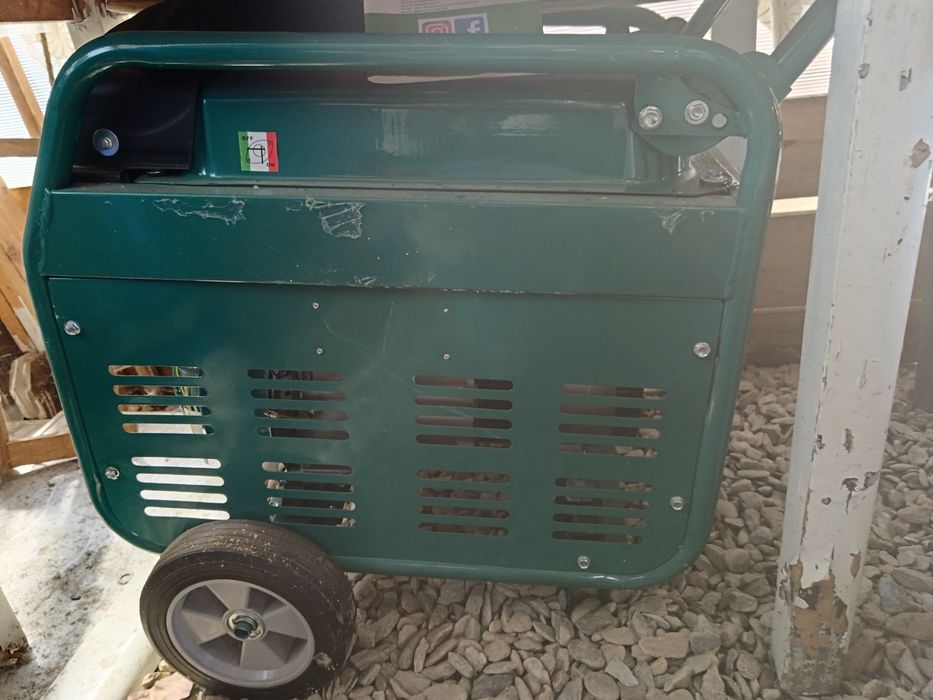 Vând generator trifazic nou