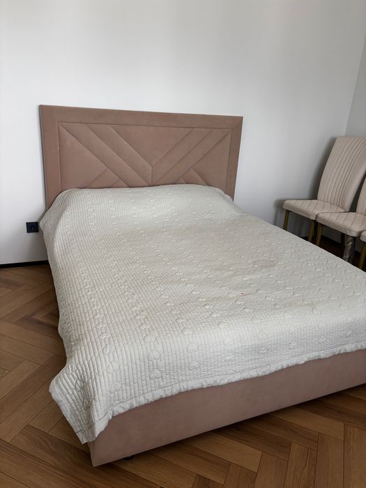 Продаётся двуспальная кровать