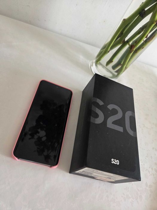 Продам смартфон Samsung S20