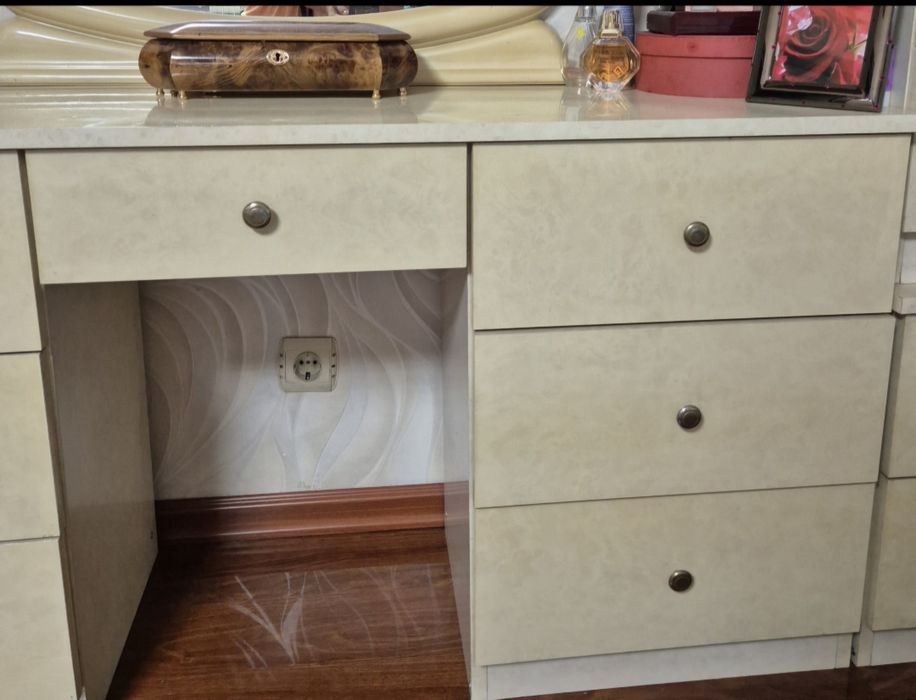 Туалетный столик (трюмо)