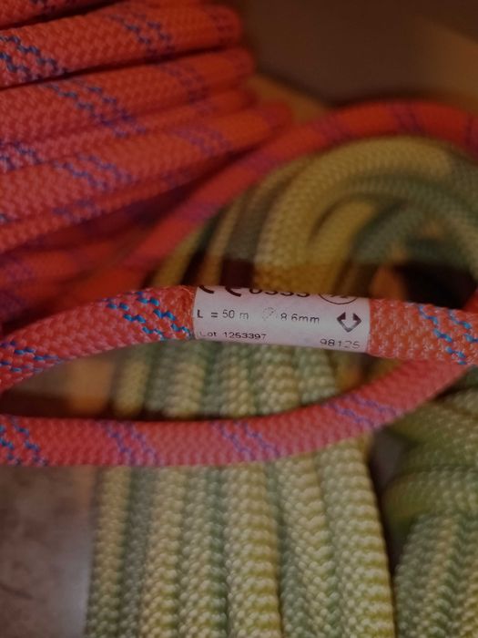 Vând echipamente de munte și ape