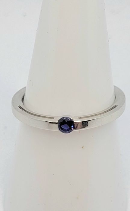 Inel din aur alb de 9k cu safir