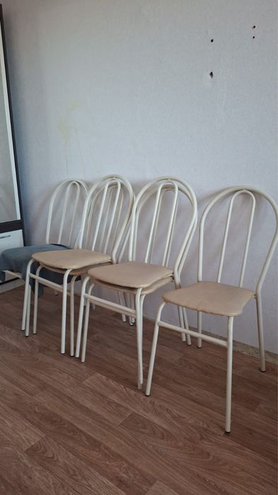 продам обеденный стол со стульями