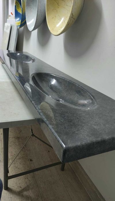 Каменная столешница 200*45см с двумя влитыми раковинами для санузла.