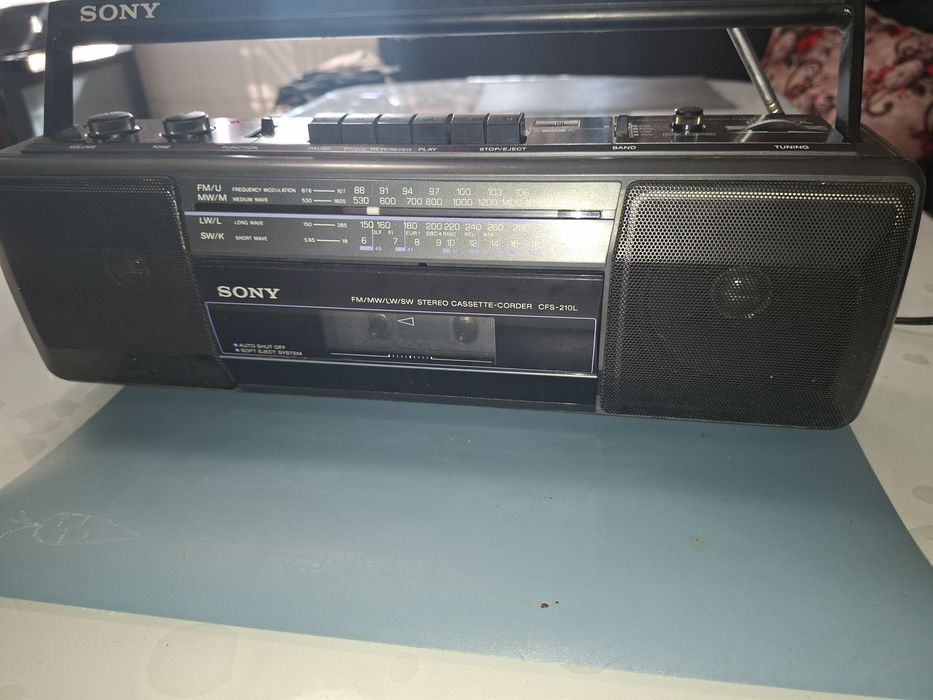 Radiocasetofon mediu Sony CFS-210L, radio 4 benzi  ( Antena Satelor), made in France