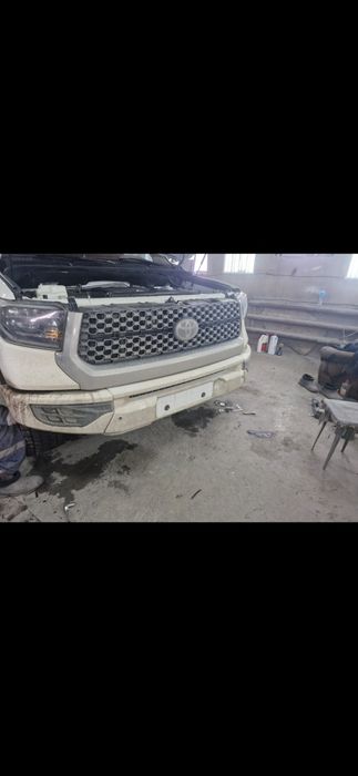 Продам  бампер на тойоту  тундру