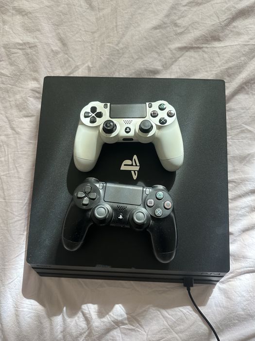 PS4 Pro 1TB + 2 controllere DualShock 4