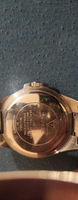 Продавам Часовник GUESS