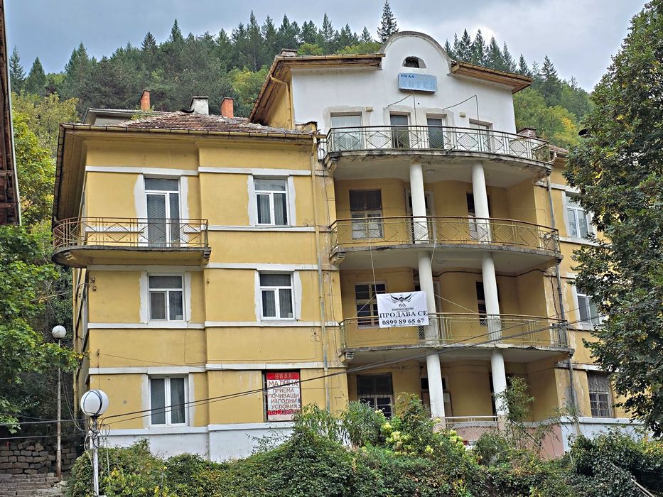 Продавам триетажен хотел с РЗП 870кв и парцел 830кв. в Нареченски Бани